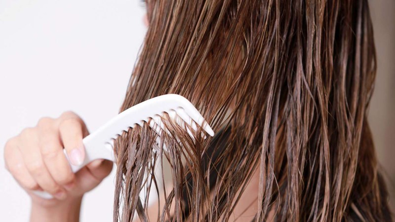 6 nguyên nhân da đầu bị nhiều gàu vào mùa đông và cách khắc phục gàu da đầu